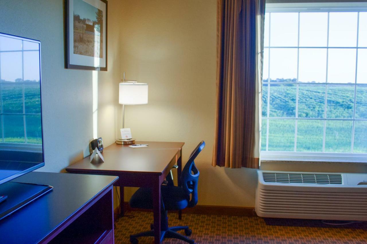 Cobblestone Inn & Suites-Winterset Esterno foto