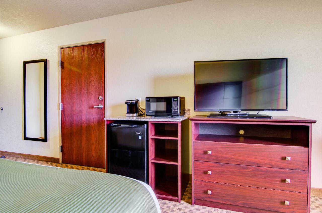 Cobblestone Inn & Suites-Winterset Esterno foto